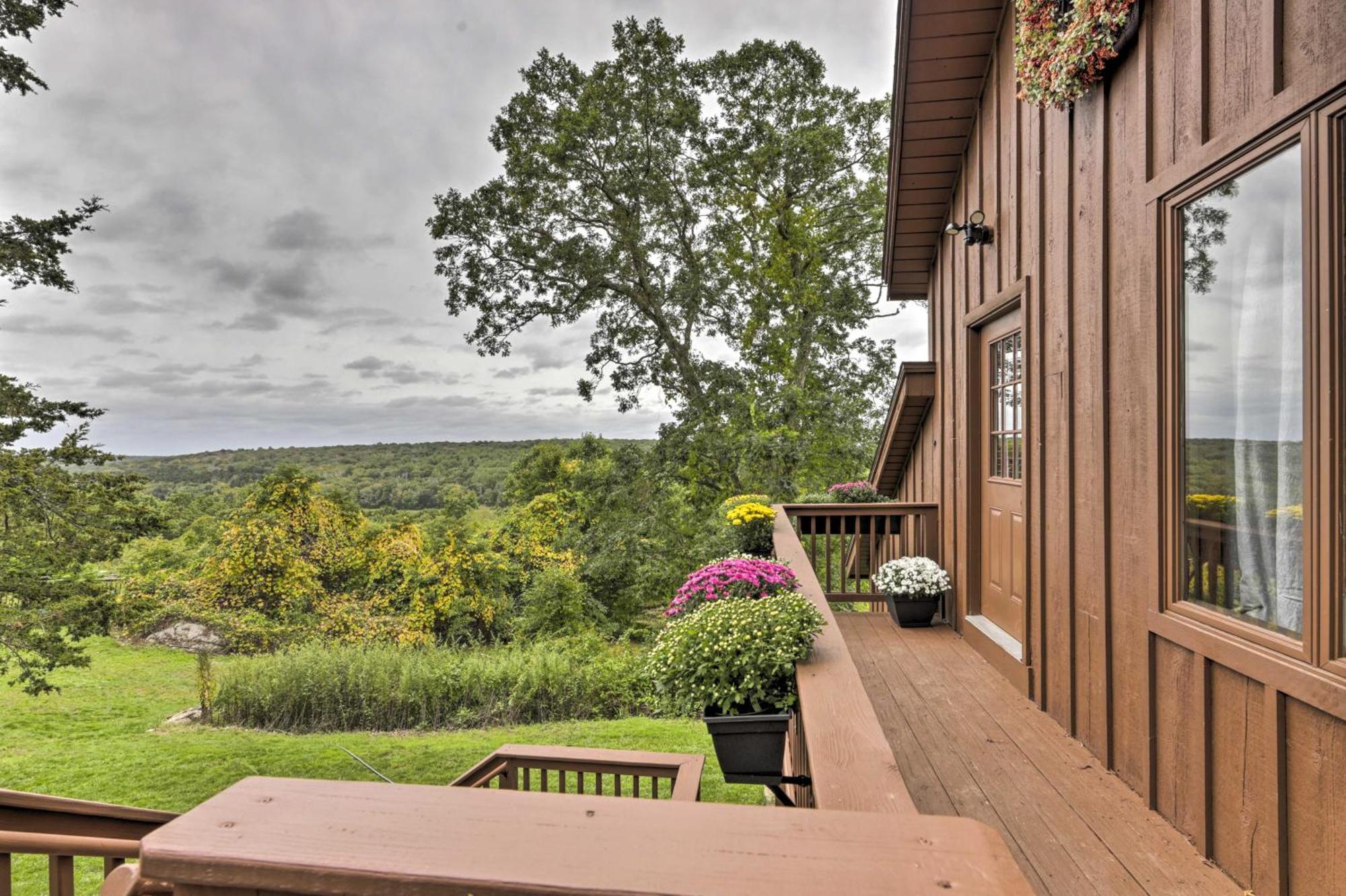 Private Guest House With Deck And Spectacular Views! Uncasville Eksteriør bilde